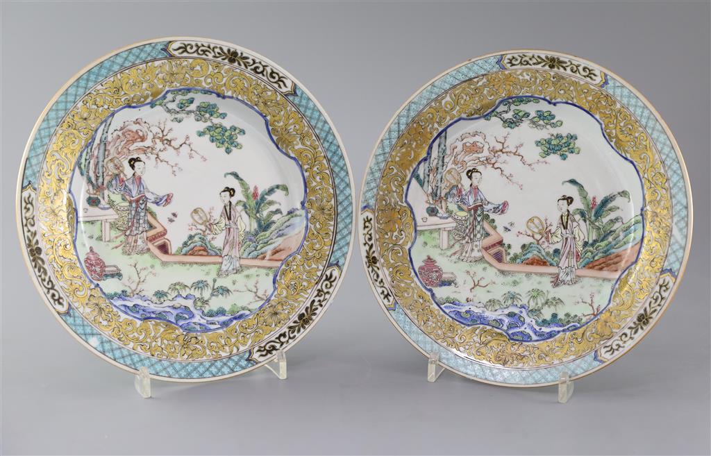 A fine pair of Chinese famille rose plates, Yongzheng period, 22.5cm diameter